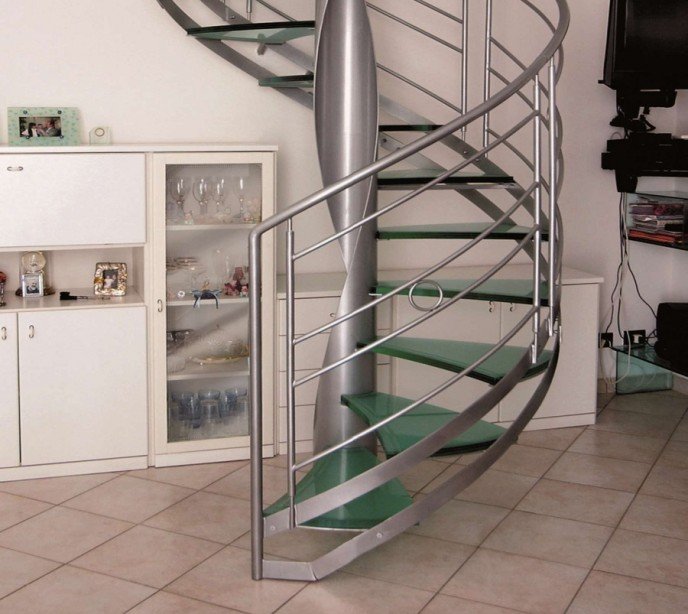 Винтовая лестница со стеклянными ступенями EMME 94