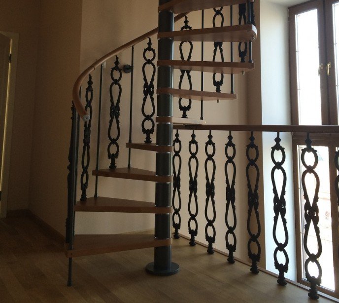 Винтовая лестница c чугунным ограждением Spiral Neri