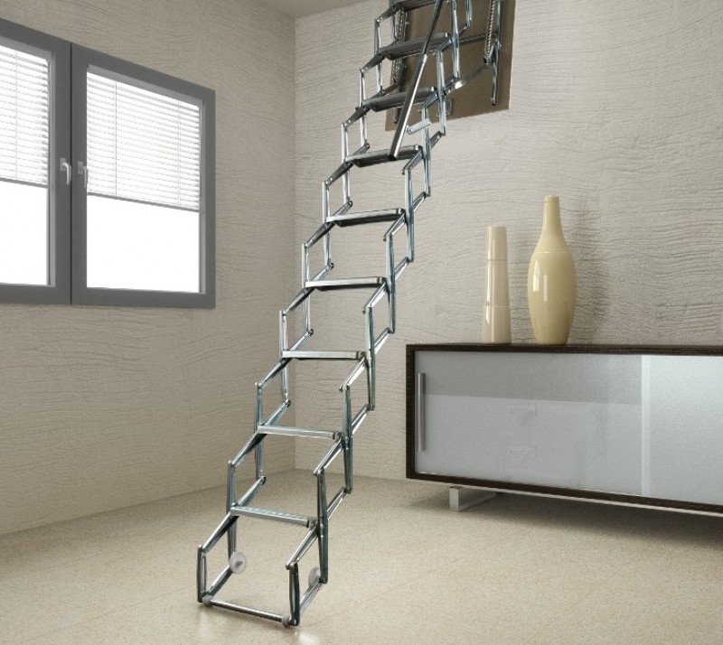 Металлическая лестница к кровати
