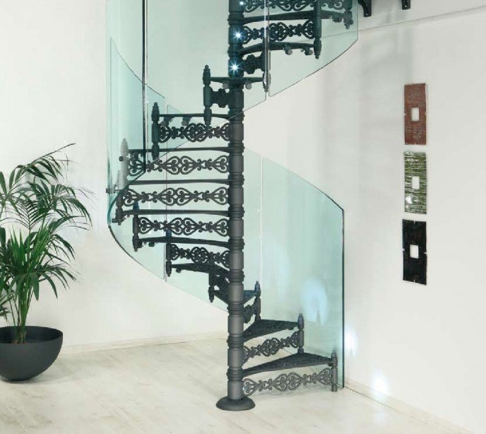 Чугунная винтовая лестница со стеклянным ограждением Vetro