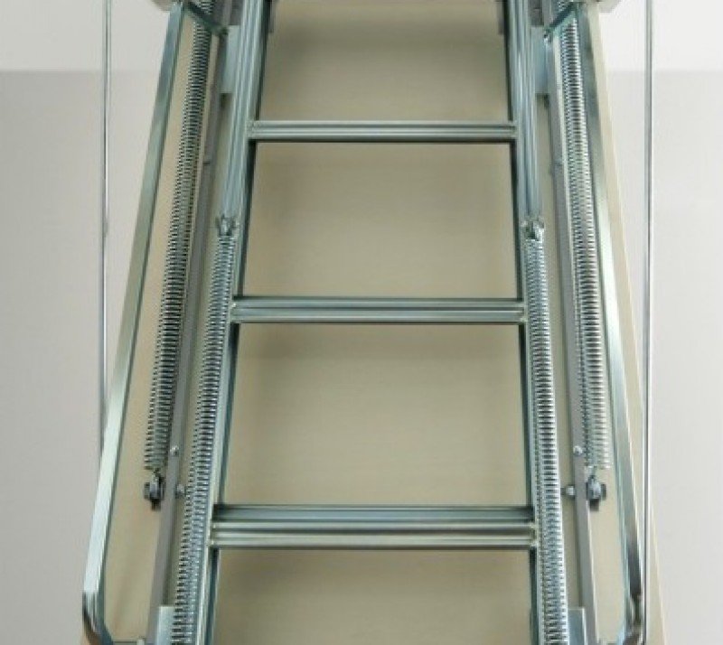 Металлическая лестница к кровати