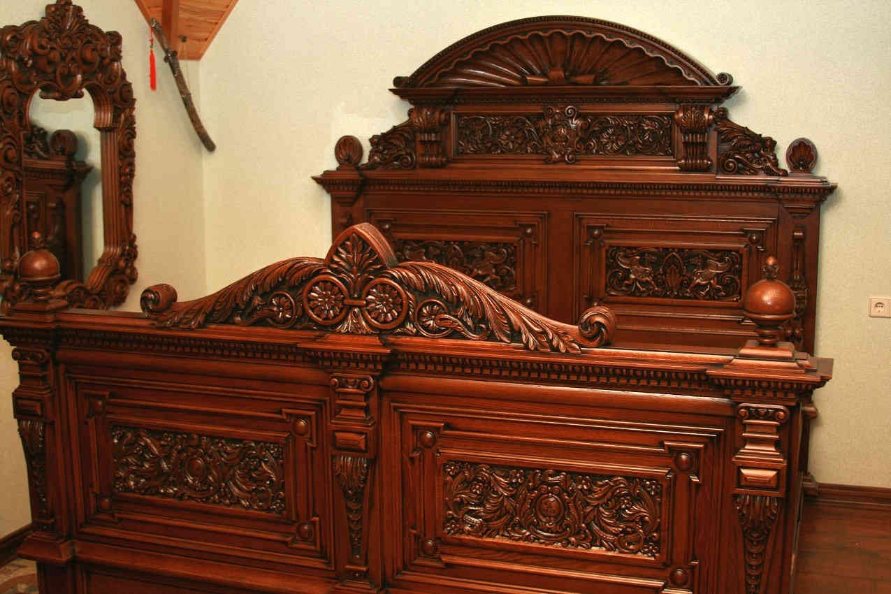 Резная кровать из дерева ручной работы